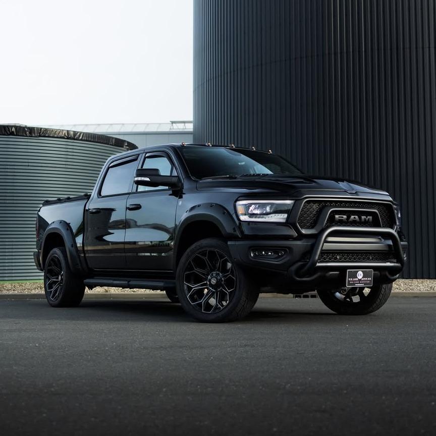 Dodge Ram 1500 pickup truck voor showroom Lans Auto