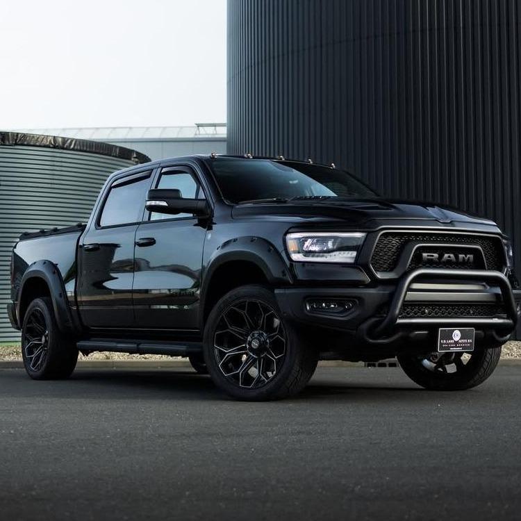  Ram 1500 pickup truck voor showroom Lans Auto