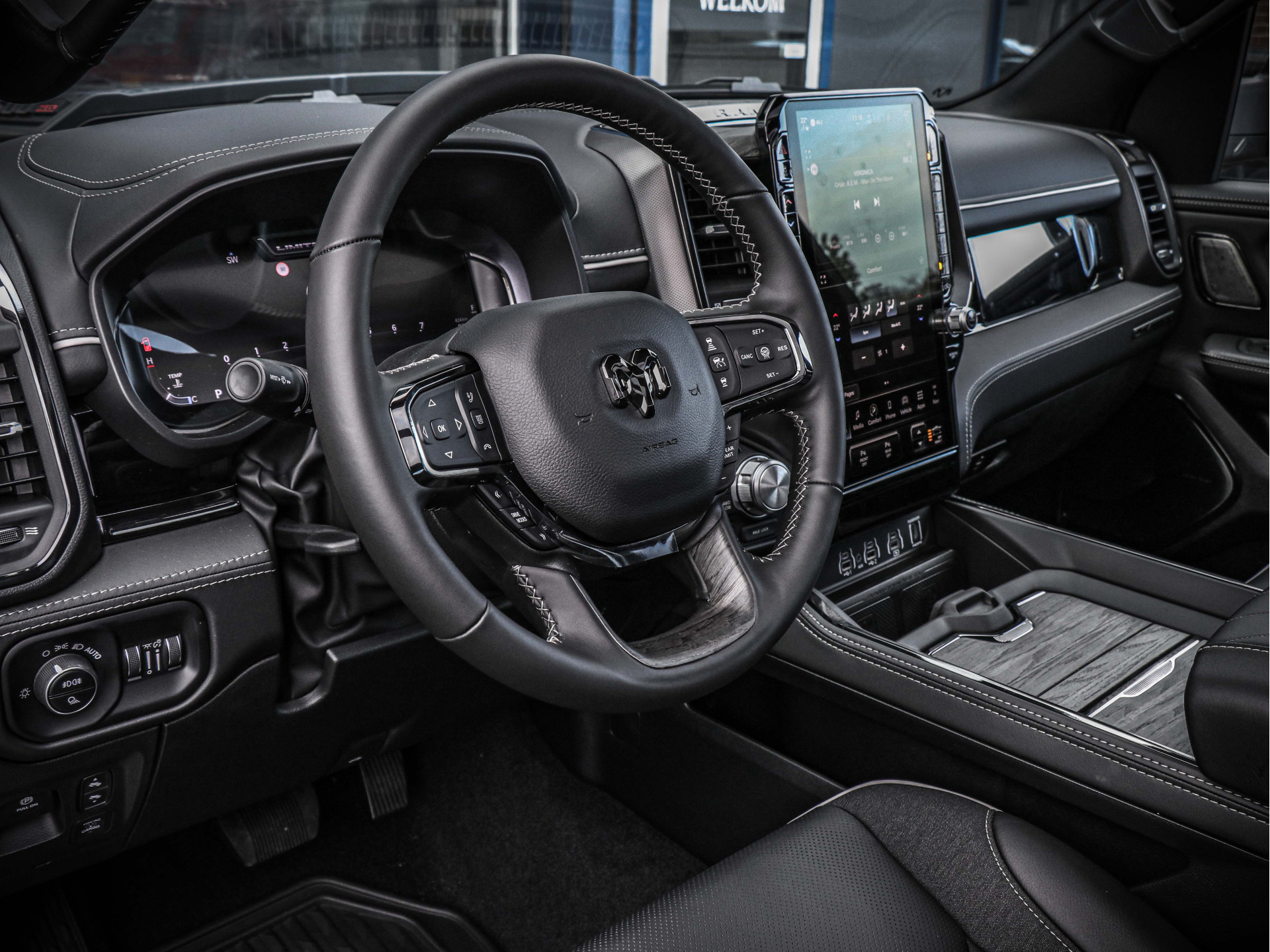 47075189-10.jpg